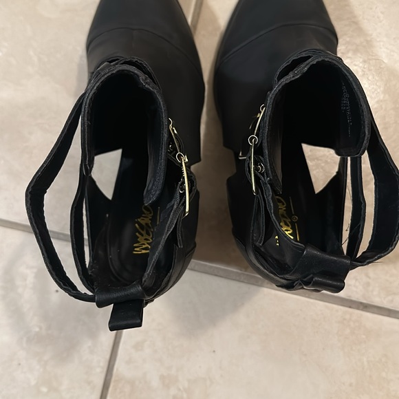 Mossimo Black Open Buckle Booties Size 9 - Picture 8 of 10